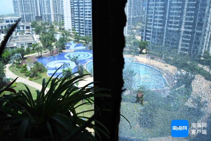 　陈女士客厅内弧形玻璃内层自爆。记者 蒙健 摄