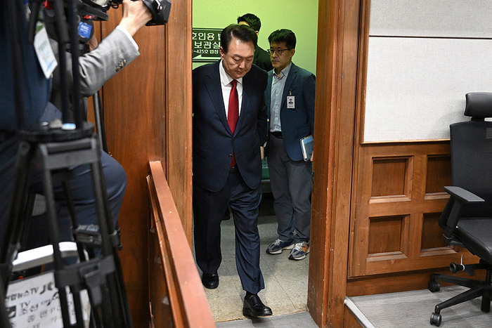 当地时间2025年4月21日，尹锡悦抵达首尔中央地区法院，参加涉嫌发动内乱案第二次庭审。视觉中国 图