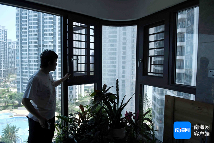 陈女士质疑商家销售的玻璃非“3C”认证产品遂提出“退一赔三”的要求。记者 蒙健 摄