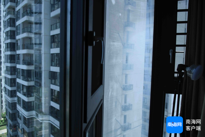 陈女士主卧室内的弧形玻璃右侧有起雾现象。记者 蒙健 摄