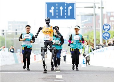 机器人“天工”参加北京亦庄半程马拉松赛 摄影/本报记者 付丁