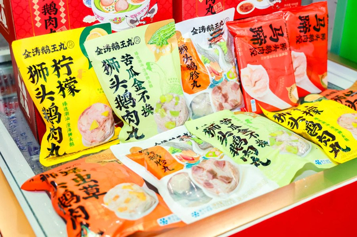 图为在2025食博会·预博会和农博会上展示的预制菜产品。程浩 摄