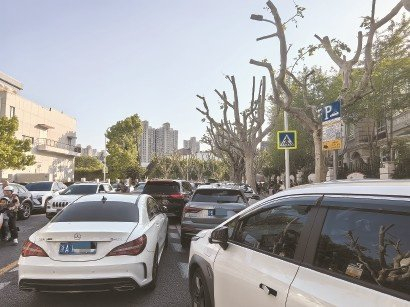 下午4时39分，海富龙阳幼儿园门口的东环龙路几乎被接孩子的临停车辆堵死。毛锦伟 摄