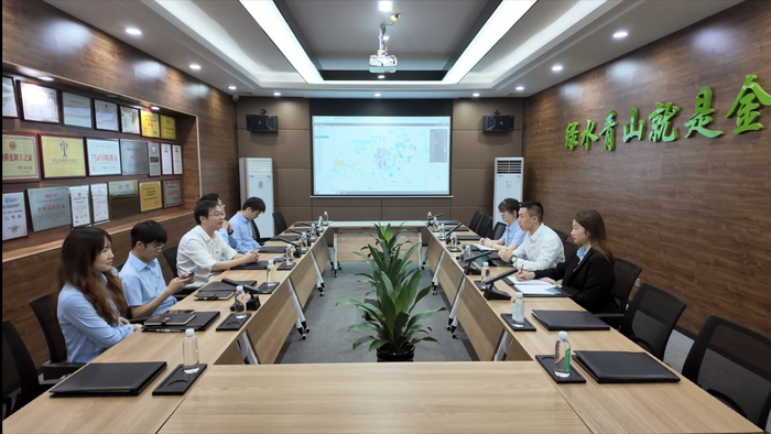 中航美丽城乡环卫集团有限公司会议室，黄嘉勉（左侧中间）正在和数据服务提供商沟通入表事宜