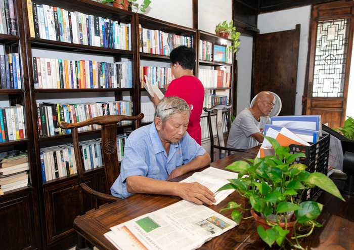 油桥村农家书屋，老年村民正在读报。（受访者供图）