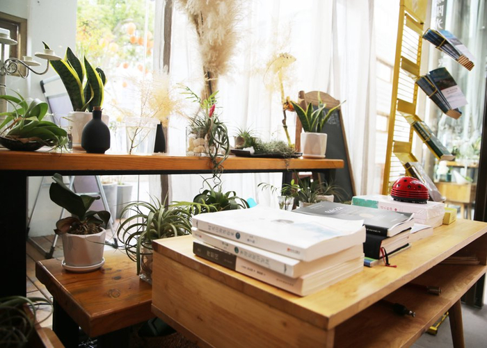 崇明区长兴镇梦麟书房内，休闲读书区。（受访者供图）