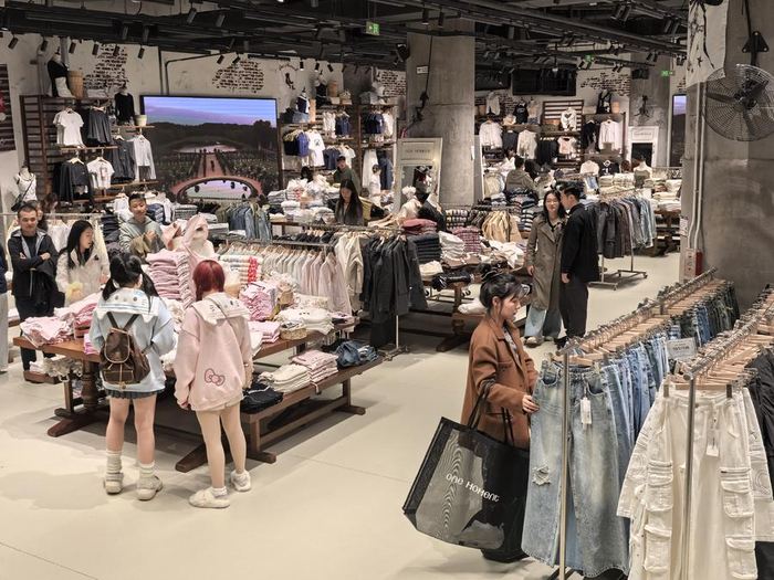 BM、BF、OM等服装品牌主要采用仓储大店模式，图为One Moment北京朝外THE BOX店。