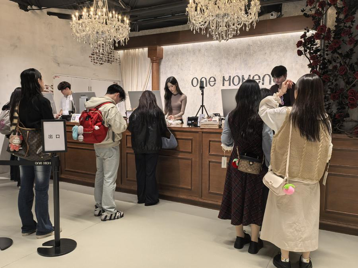 One Moment结账区，工作人员正在为消费者进行结算。