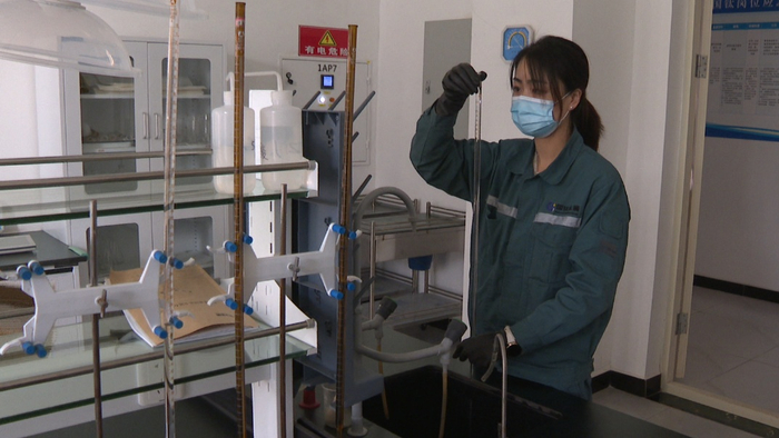 甘肃德通国钛实验室工作人员正在做实验（金昌市融媒体中心供图）