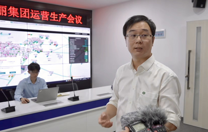 黄嘉勉正在为记者介绍企业数据运营情况