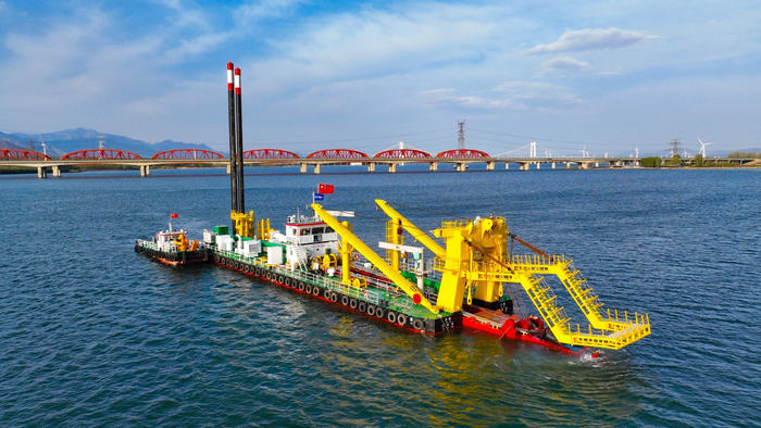世界最大全电驱可拆装环保绞吸船——“浚澜”船在官厅水库进行清淤作业。姚春摄