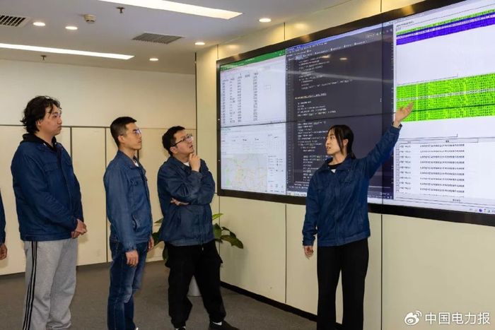 ▲4月18日，国网北京通州供电公司创新团队针对电网一张图低压停电研判数据情况进行讨论，开展系统升级工作。付洋 摄