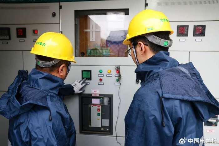 ▲4月18日，国网北京通州供电公司基层工作人员根据低压停电研判工单信息到现场开展设备检查工作。付洋 摄