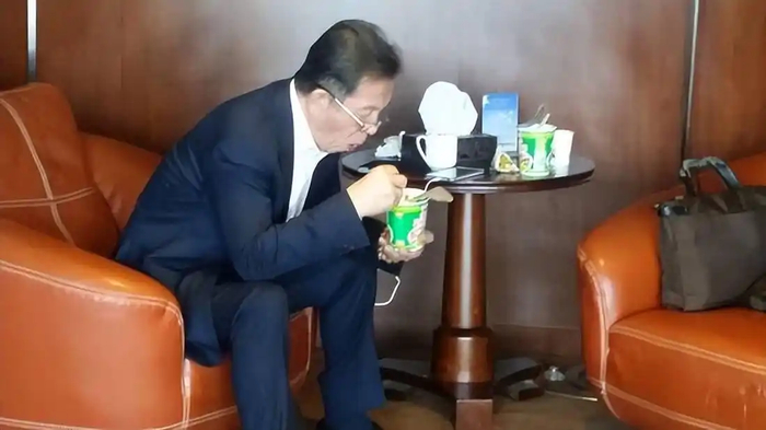 许连捷在机场吃泡面