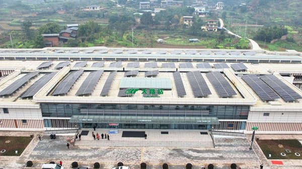 市郊铁路璧铜线大路站车顶，光伏板正在运作