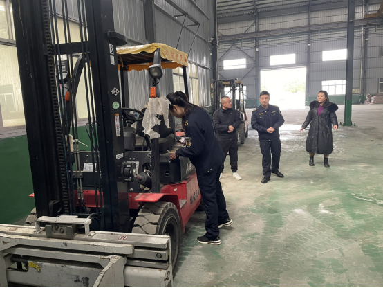 执法人员深入吴家塘金塘工业园区开展特种设备安全指导检查