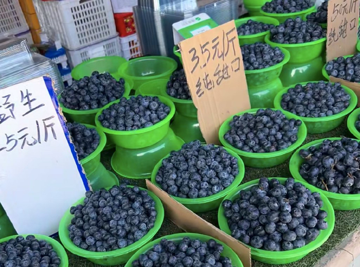 前几年蓝莓通常以125g小规格包装，今年已经开始按斤销售，小的30元一斤，甚至出现每斤只售个位数蓝莓。