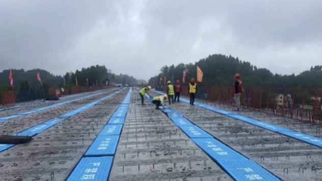 现场网格员正在开展巡查。