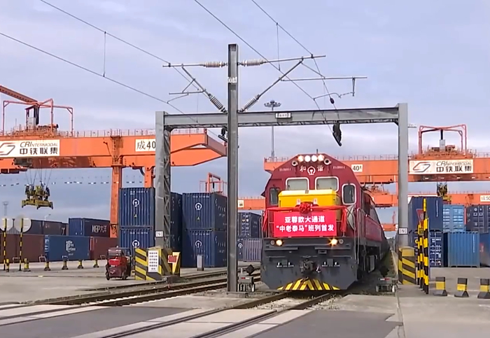 2024年4月30日，全国首列“中老泰马”全铁快速货运列车从四川成都国际铁路港发出。图据央视新闻