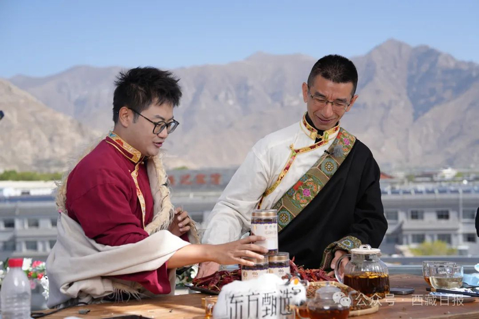 图为东方甄选主播志宇（左）、孙美丽（右）介绍西藏好物。