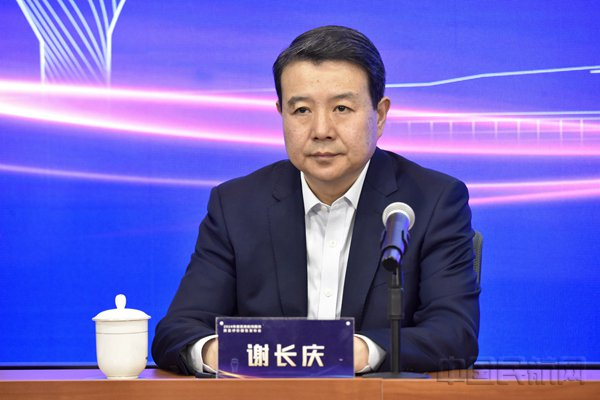 中国民航报社有限公司总经理谢长庆主持发布会（本文图片均由记者张哈斯巴根/摄）