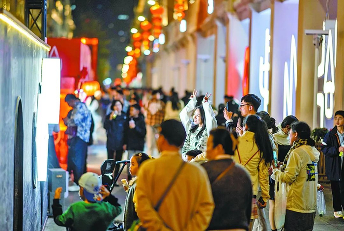 热闹的厦门中山路步行街。（厦门日报记者 林铭鸿 摄）