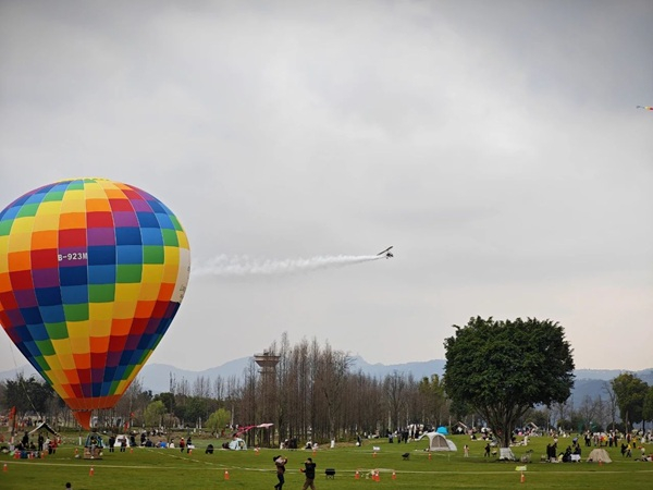 广阳岛“向云端·低空热气球飞行营地”