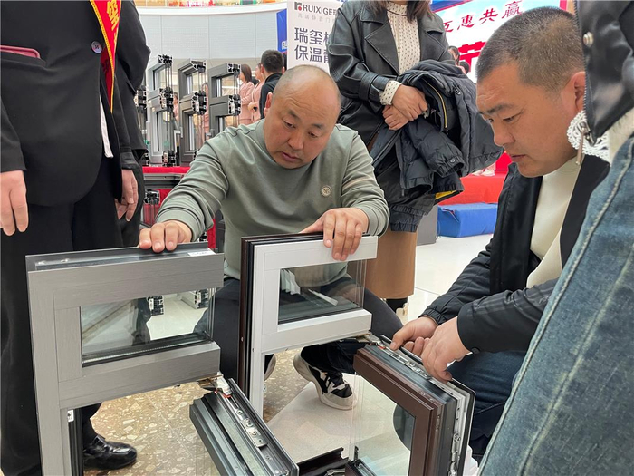 　　4月19日，消费者现场选购门窗产品。