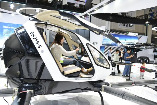 4月15日，参观者在第五届消博会低空经济展示专区亿航智能展台体验展品。 来源：新华社