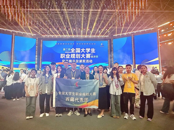 图为我区代表团团长、指导老师、观摩人员