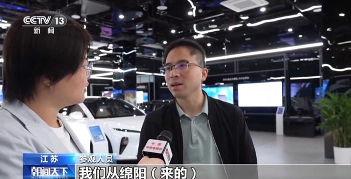 参观人员：我们从绵阳来的，我们是管产业发展的，我们也想在人工智能这块领域，再创造一些新的未来方向。