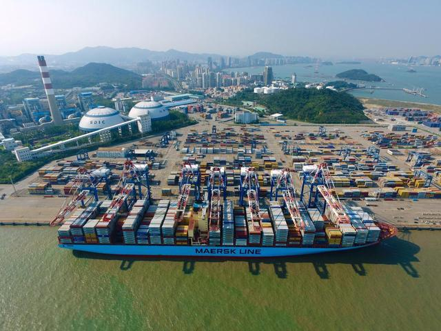 福建自贸区厦门片区海沧嵩屿码头内，一艘国际集装箱货轮在卸货。新华社记者 姜克红 摄　