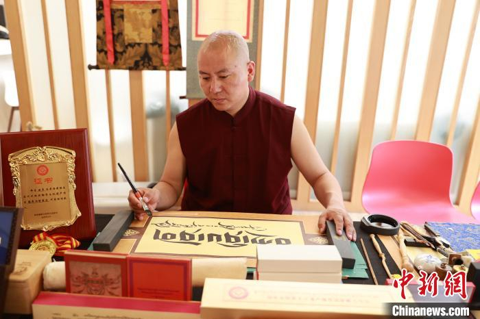  图为国家级非物质文化遗产代表性项目藏文书法展示。中新社记者 薛蒂 摄