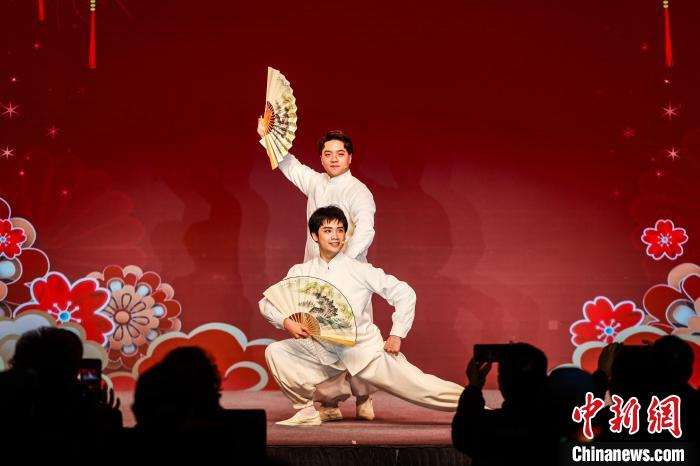  图为沪剧《双看灯》表演现场。中新社记者 薛蒂 摄