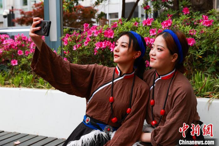  图为达日县演职人员自拍留念。中新社记者 薛蒂 摄