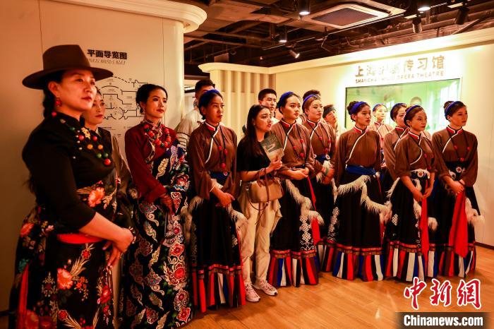  图为达日县演职人员参观沪剧艺术展示馆。中新社记者 薛蒂 摄