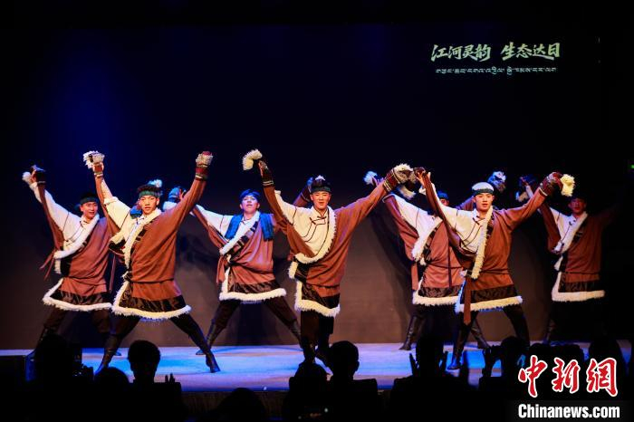  图为藏族歌舞《最美家乡》表演现场。中新社记者 薛蒂 摄