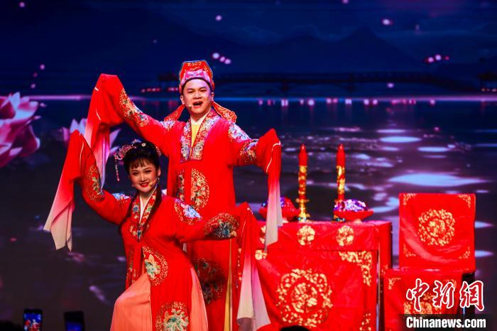 图为沪剧《胡锦初借妻·洞房》表演现场。中新社记者 薛蒂 摄