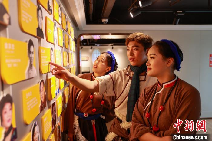  图为达日县演职人员参观沪剧艺术展示馆。中新社记者 薛蒂 摄