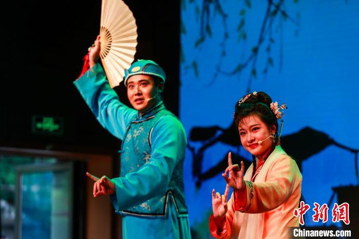  图为沪剧《庵堂相会 问叔叔》表演现场。中新社记者 薛蒂 摄