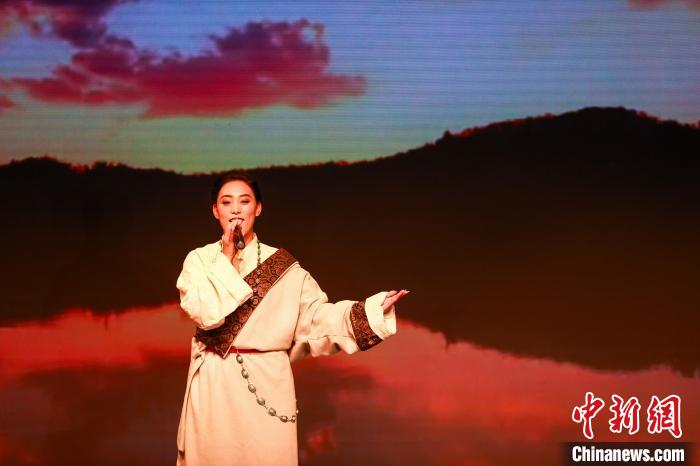 图为歌曲《故乡果洛》表演现场。中新社记者 薛蒂 摄
