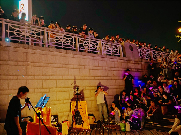 海河边即兴表演，让传统艺术焕发出新的活力。万晓东/摄