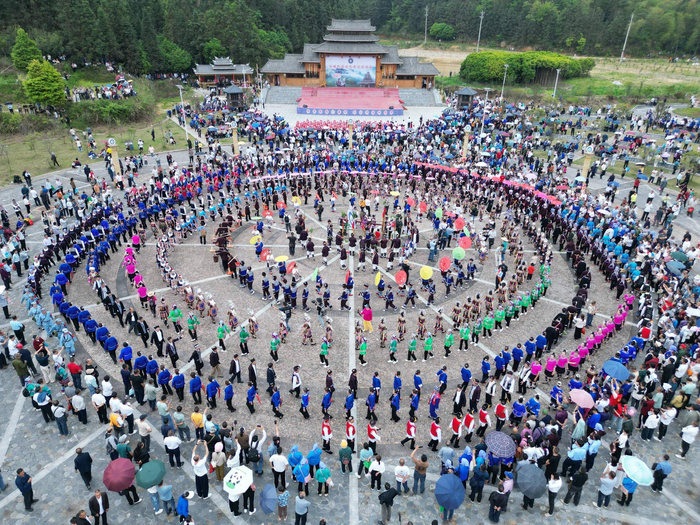 （4月19日，2025年湘桂黔原生态大戊梁歌会在牙屯堡镇大戊梁文化广场拉开帷幕。吴启荣 摄）