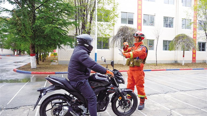 线前拦住摩托车演练。