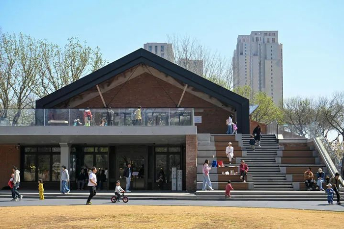 市民在天津市河东区泰达·津一产业公园休闲