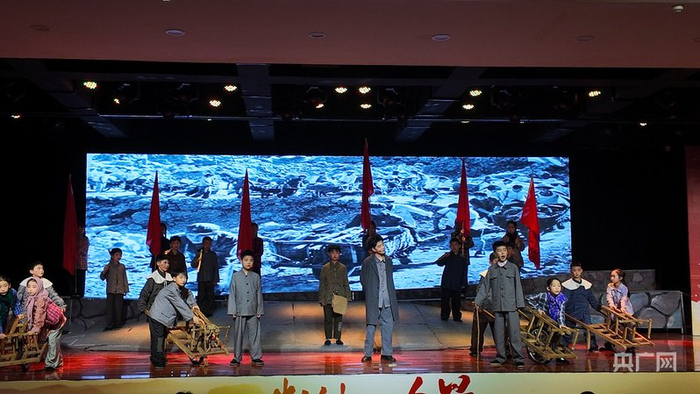 林州世纪学校学生在表演话剧《红旗渠》（央广网记者  郝振青  摄）