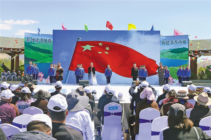 图为活动现场，山南市三小的学生朗诵《强国有我》。记者 武沛涛 摄