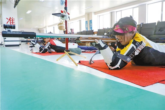 ​内蒙古射击运动员罗爽（右）积极备赛。