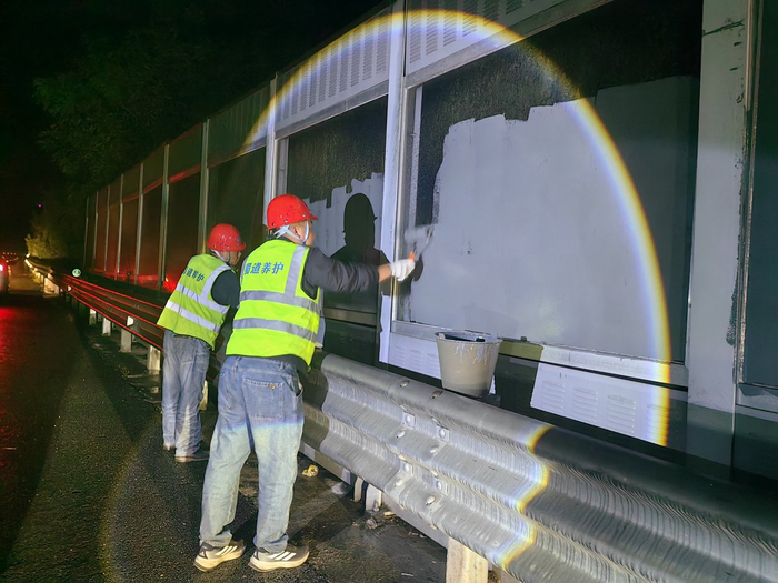 施工队深夜为透明围挡赶刷深色漆
