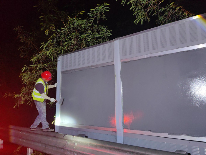 施工队深夜为透明围挡赶刷深色漆